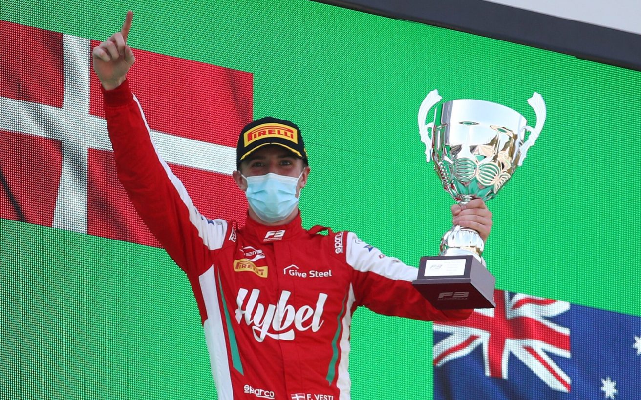 Frederik Vesti formåede i første løb på Mugello at fortsætte de gode takter fra sidste løb i F3. Sæsonens tredje sejr blev lørdag formiddag en realitet, og Vesti er forud for sæsonens afgørelse i morgen på fjerdepladsen samlet. Foto: FIA F2/ Bryn Lennon - Formula 1/Formula 1 via Getty Images