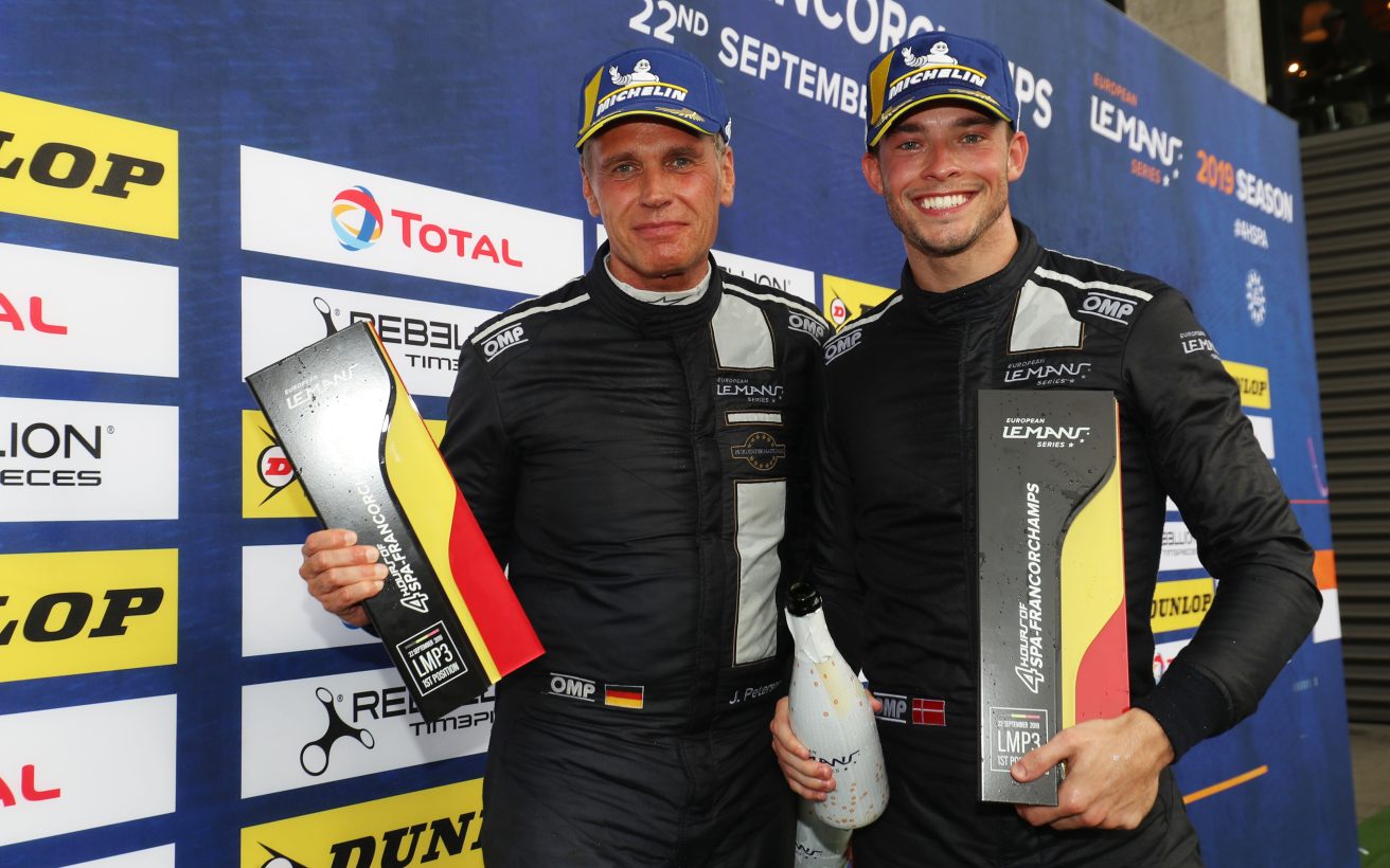 Mikkel Jensen og Jens Petersen vendte det hele på hovedet til sidst. Det lignede en tredjeplads på vej ud på sidste omgang - men Mikkel Jensen tog det ternede flag først. Den dansk/tyske duo står nu med gode mesterskabschancer. Foto: JEP/Jakob Ebrey Photography