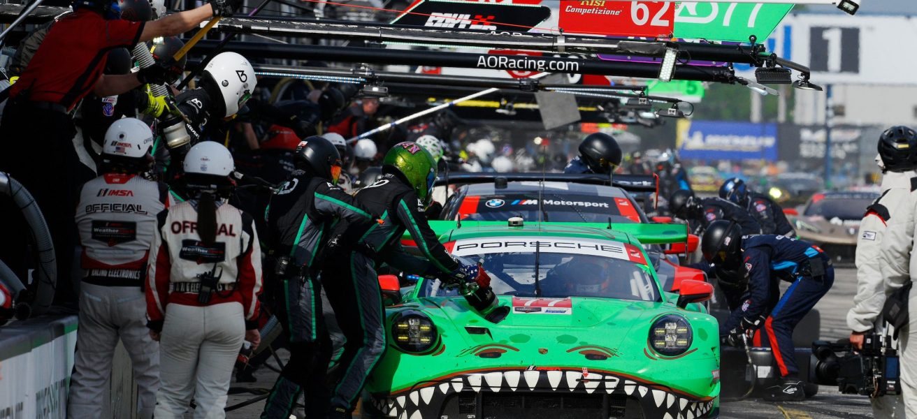 #77: AO Racing, Porsche 911 GT3 R (992), GTD PRO: Laurin Heinrich, Seb Priaulx, Michael Christensen - pit stop