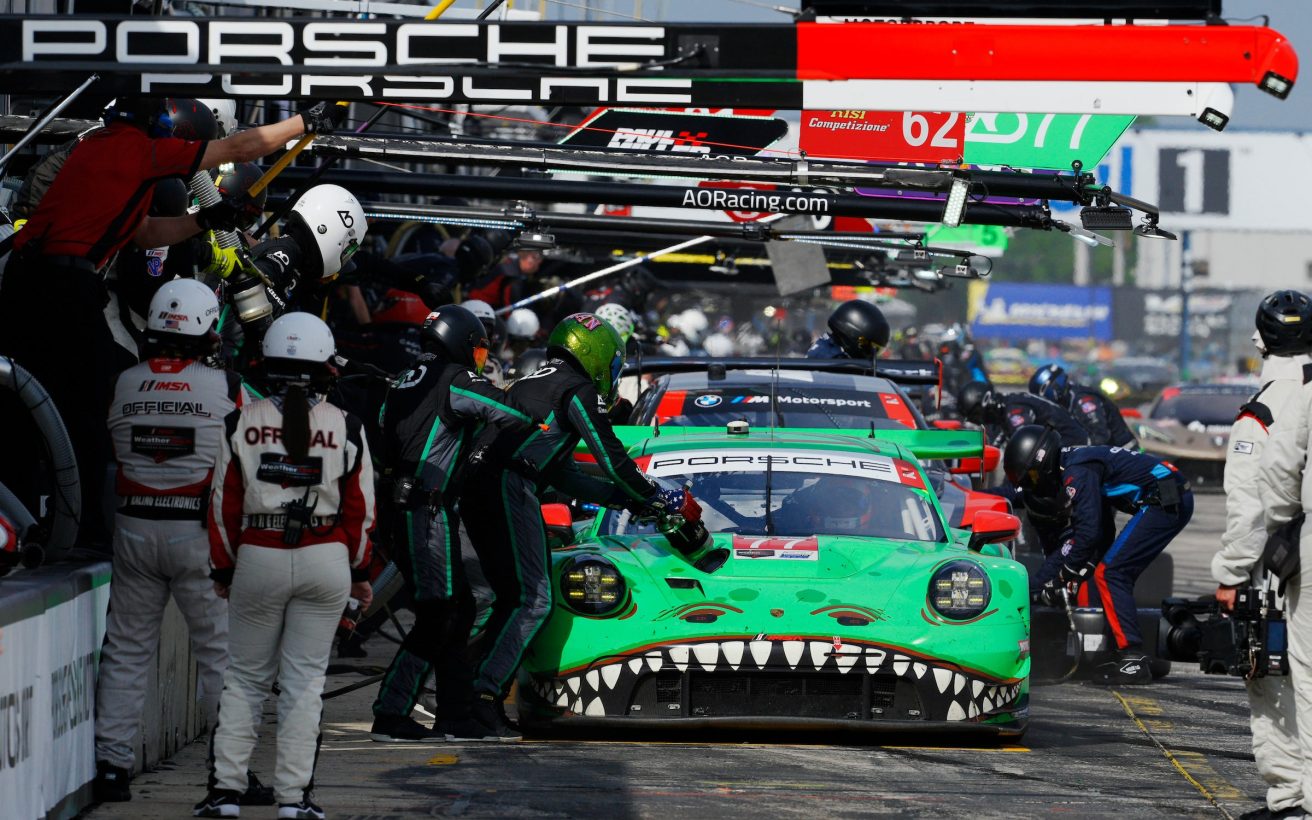 #77: AO Racing, Porsche 911 GT3 R (992), GTD PRO: Laurin Heinrich, Seb Priaulx, Michael Christensen - pit stop