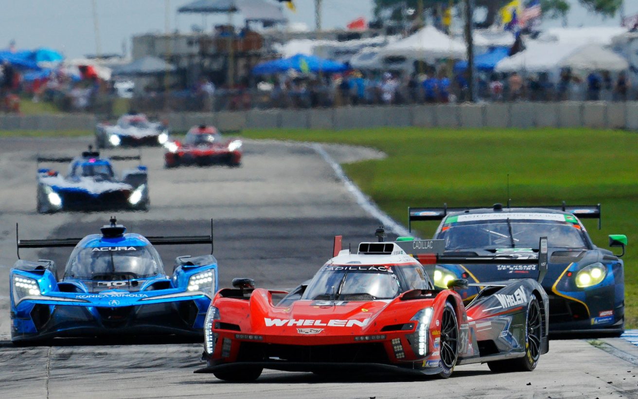 #31: Whelen Cadillac Racing, Cadillac V-Series.R, GTP: Pipo Derani, Jack Aitken, Tom Blomqvist, #10: Wayne Taylor Racing with Andretti, Acura ARX-06, GTP: Ricky Taylor, Filipe Albuquerque, Brendon Hartley