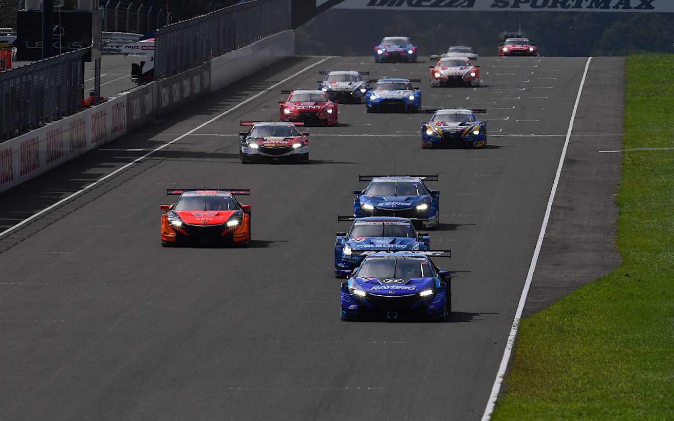 Det spidser til i Japans førende motorsportsserie, Super GT. Med to løb igen ligger Team Kunimitsu Honda Raybrig nemlig i spidsen af mesterskabet, og for Jenson Button og co., kommer de da også til weekendens løb på Autopolis med en frisk sejr i bagagen. © GTA