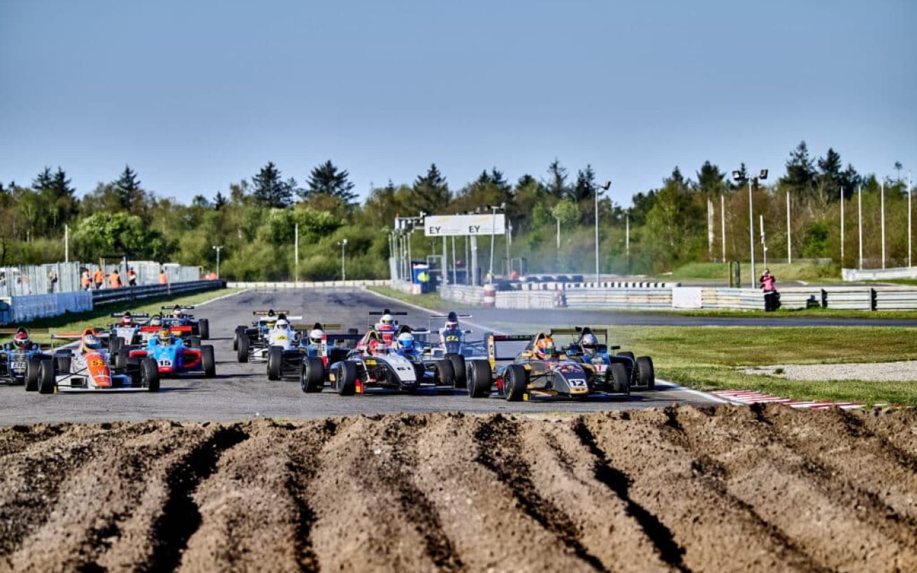 Nordic 4 til Åbningsløb på Padborg Park, Sunday den 27. April 2025

Foto: Jesper Larsen - adwerk.dk

NIKON Z 8 + NIKKOR Z 180-600mm f/5.6-6.3 VR
Iso 250 - f5.6 - 1/1/1250 - 240 mm