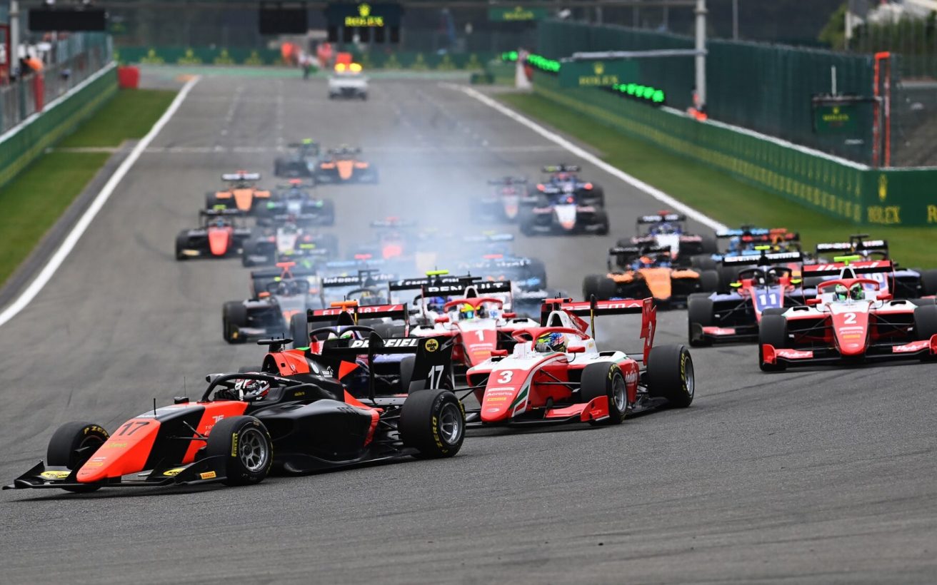 SPA, BELGIUM - AUGUST 30: Richard Verschoor of the Netherlands and MP Motorsport (17) leads the field into turn one at the start during race two of the Formula 3 Championship at Circuit de Spa-Francorchamps on August 30, 2020 in Spa, Belgium. (Photo by Clive Mason - Formula 1/Formula 1 via Getty Images)