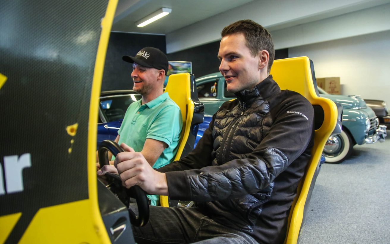 Mens mange andre er hoppet i en dyr simulator for at holde formen på plads, så står der SEGA Touring Cars på programmet hos CMD Motorsport. Duoen leger i øvrigt med ideen om at tage arkadespillet med ud på banerne i år...