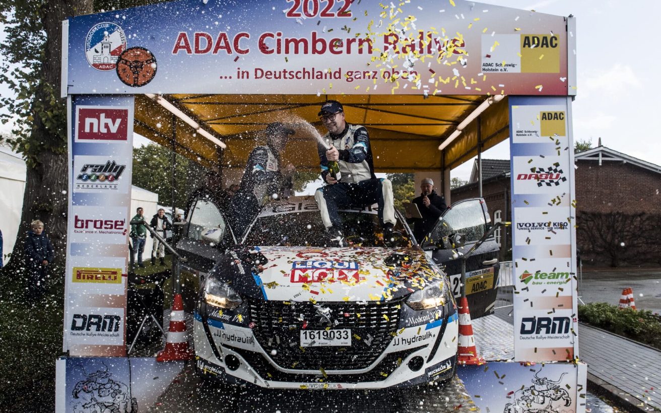 Champagnen-sprang-da-Jacob-Jensen-og-Line-Nedergaard-kom-i-maal-foto-Jokum-Tord-Larsen.jpg