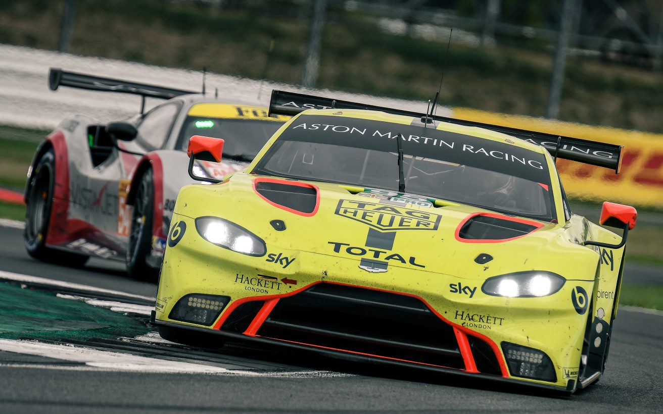 Dane Train lå til en tredjeplads i GTE Pro-klassen, da en elektrisk fejl parkerede den limegrønne Aston Martin i pitten i godt ti omgange. Foto: Xynamic.com