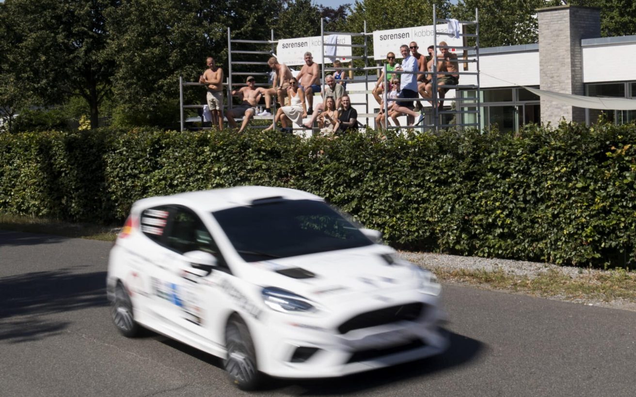 Der-var-rally-og-sommerfest-i-Juelsminde-under-EC-Sikring-Juelsminde-Sprint-foto-Jokum-Tord-Larsen.jpg