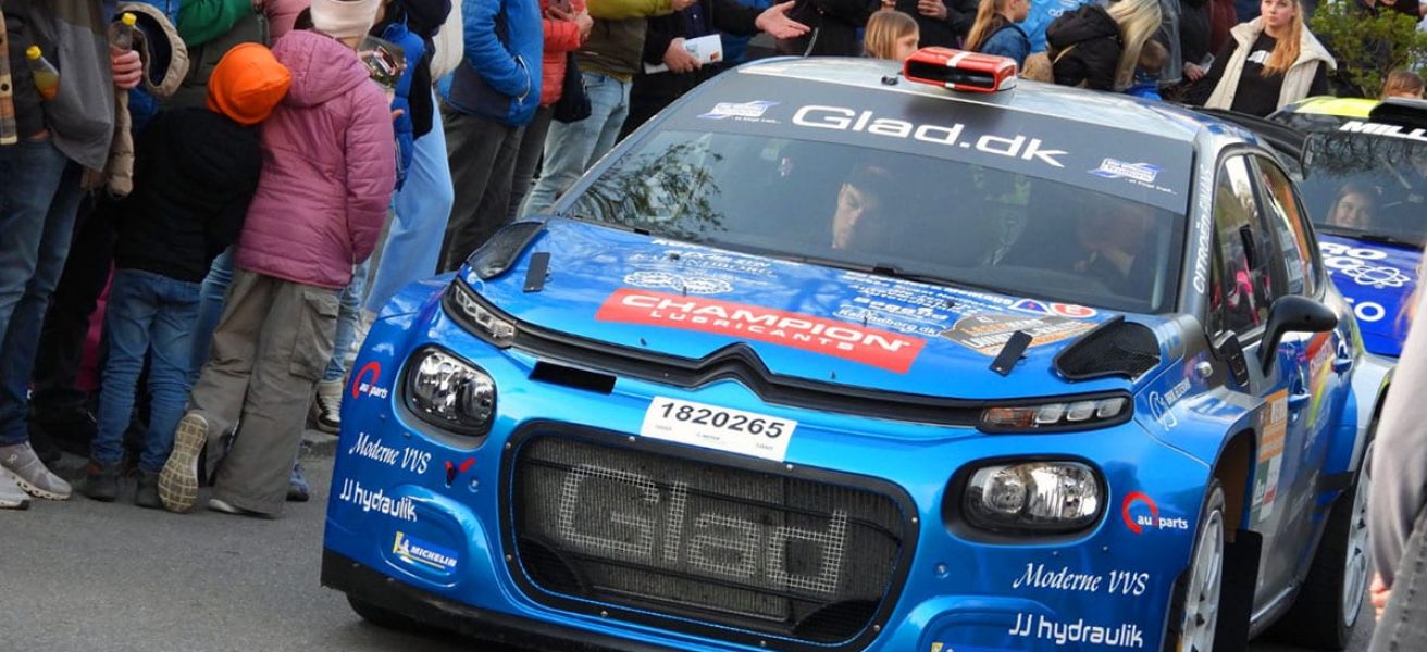 En-fejl-er-fundet-og-Glad-Sports-Citroen-C3-Rally2-er-klar-til-at-yde-det-optimale-foto-Glad-Sport.jpg