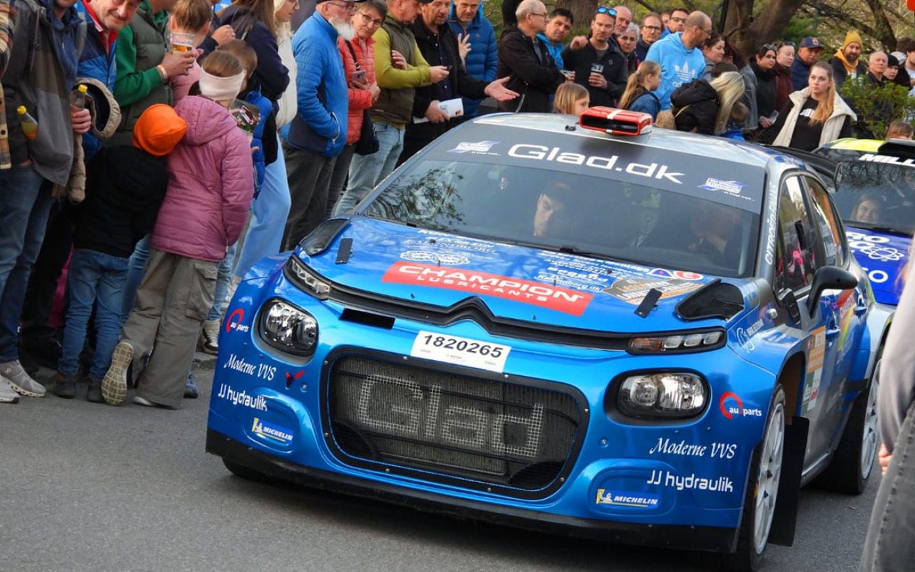En-fejl-er-fundet-og-Glad-Sports-Citroen-C3-Rally2-er-klar-til-at-yde-det-optimale-foto-Glad-Sport.jpg