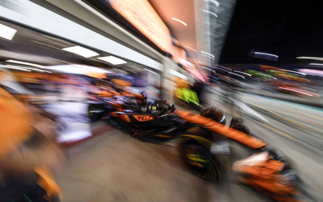 Oscar Piastri, McLaren MCL38, leaves the garage