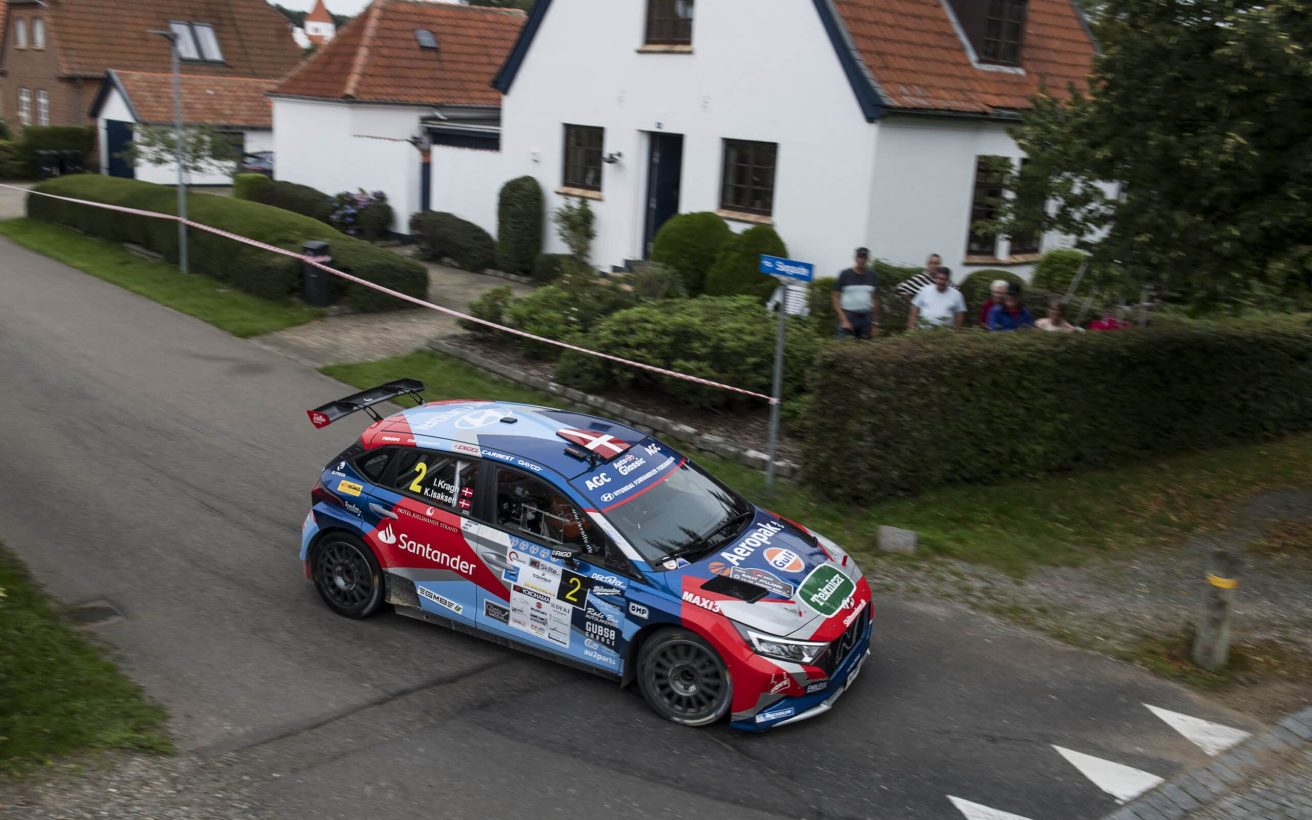 Ib-Kragh-koerte-bogstaveligt-talt-rundt-om-sin-bolig-og-ramte-naboens-kantsten-ved-au2parts-Rally-Jylland-foto-Jokum-Tord-Larsen.jpg