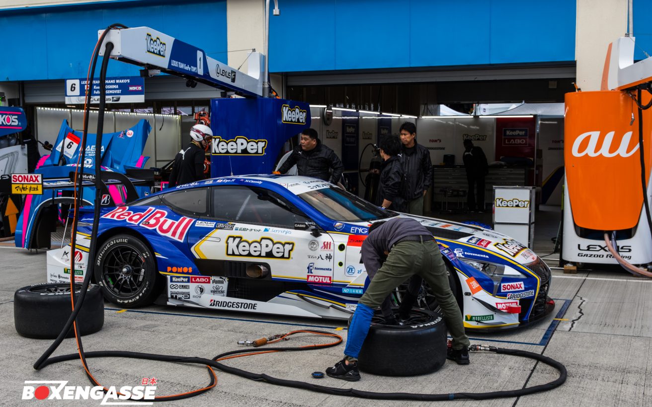 Super GT kører med to klasser - GT500 og GT300. GT500 er størst, og deler i år reglement med DTM. GT300 er derimod GT3-racere, som vi kender dem fra Europa. 
Foto: Niklas Majgaard