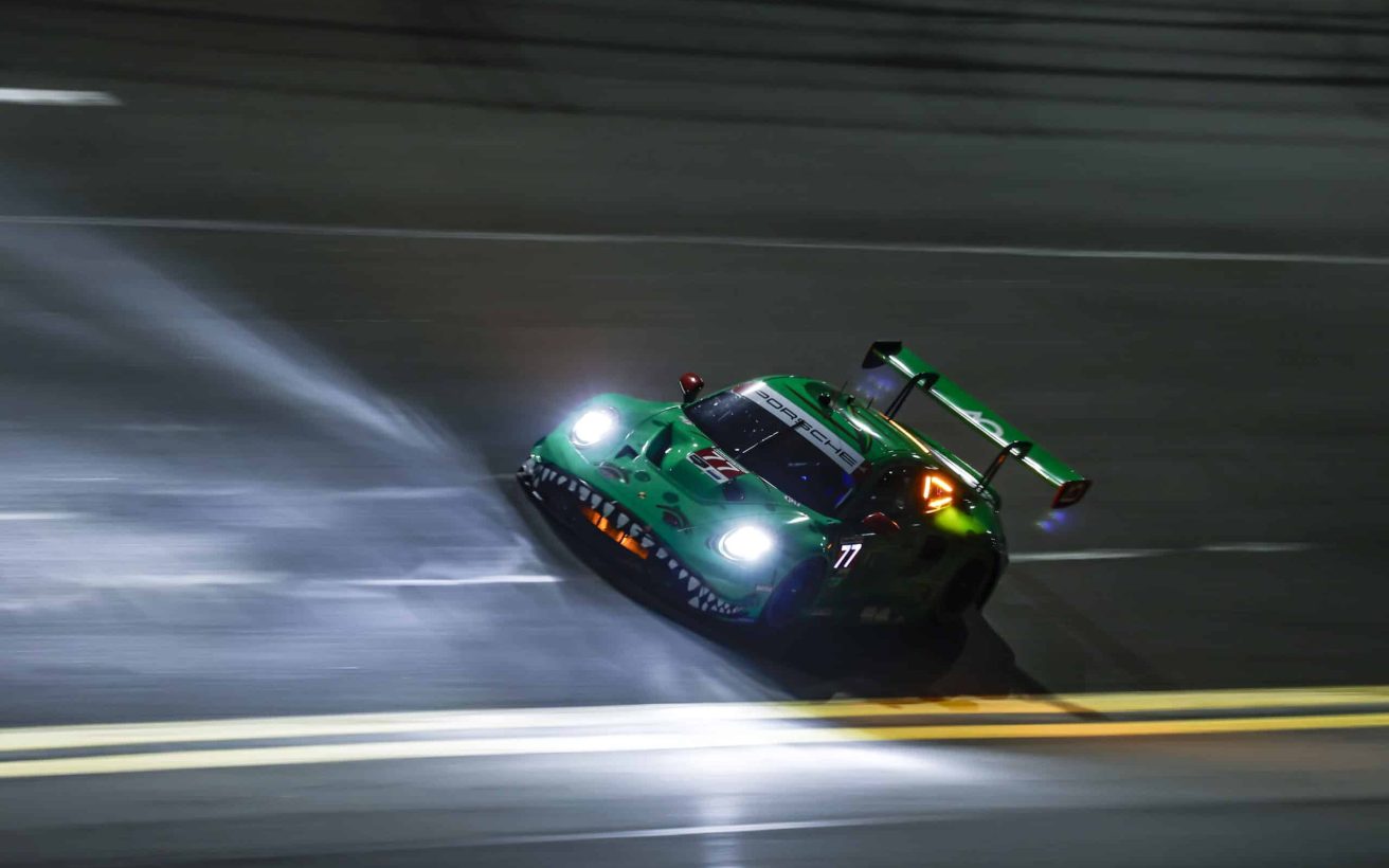 Porsche 911 GT3 R, AO Racing (#77), Laurin Heinrich (D), Sebastian Priaulx (UK), Michael Christensen (DK)