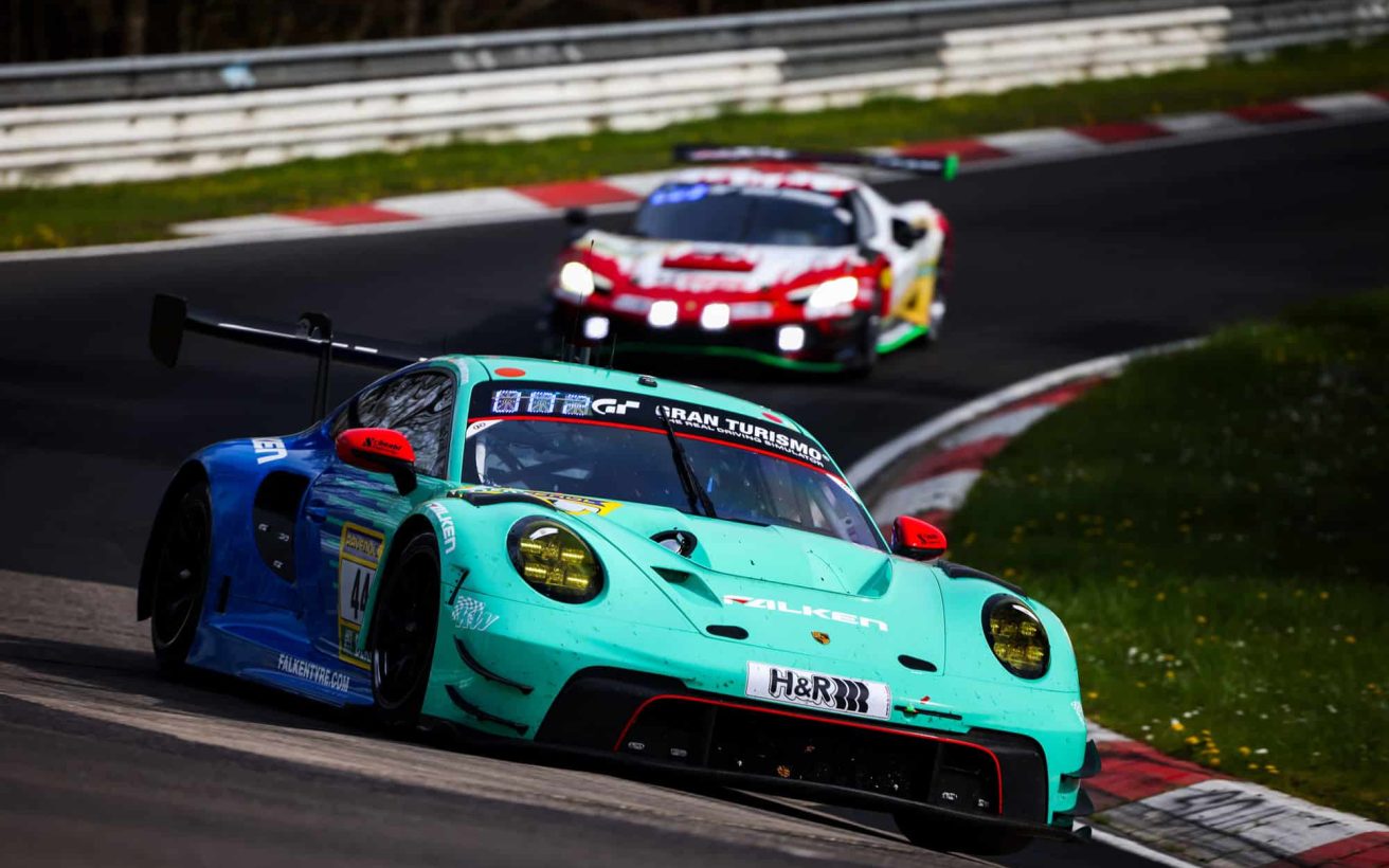 Q24h-2024-Falken-Porsche-vor-Titelverteidiger-Frkiadelli-Ferrari-Foto-ADAC-GruppeC