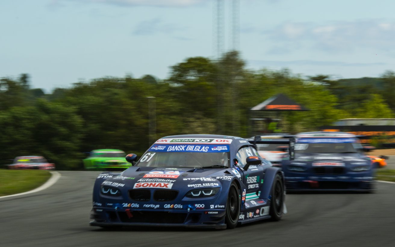 Team Flexlease.nu fik en god fortsættelse på deres premiere i Super GT. Christian Sørensen (billedet) blev nummer tre, mens Kevin Rossel i baggrunden vandt sin anden weekend i streg.