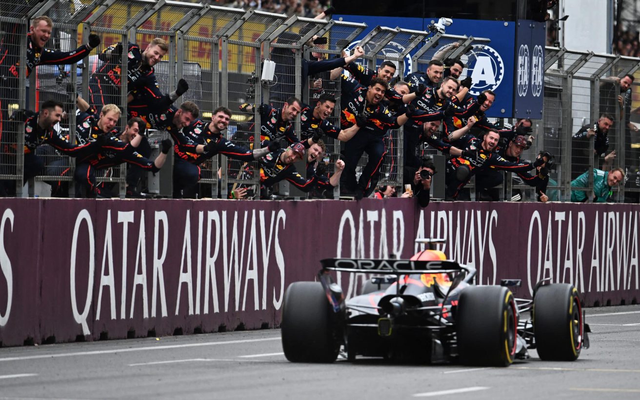 BAKU, AZERBAIJAN - SEPTEMBER 21: Race winner. Max Verstappen of the Netherlands driving the (1) Oracle Red Bull Racing RB21 passes his team on the pit wall during the F1 Grand Prix of Azerbaijan at Baku City Circuit on September 21, 2025 in Baku, Azerbaijan. (Photo by Simon Galloway/LAT Images) // Getty Images / Red Bull Content Pool // SI202509210376 // Usage for editorial use only //