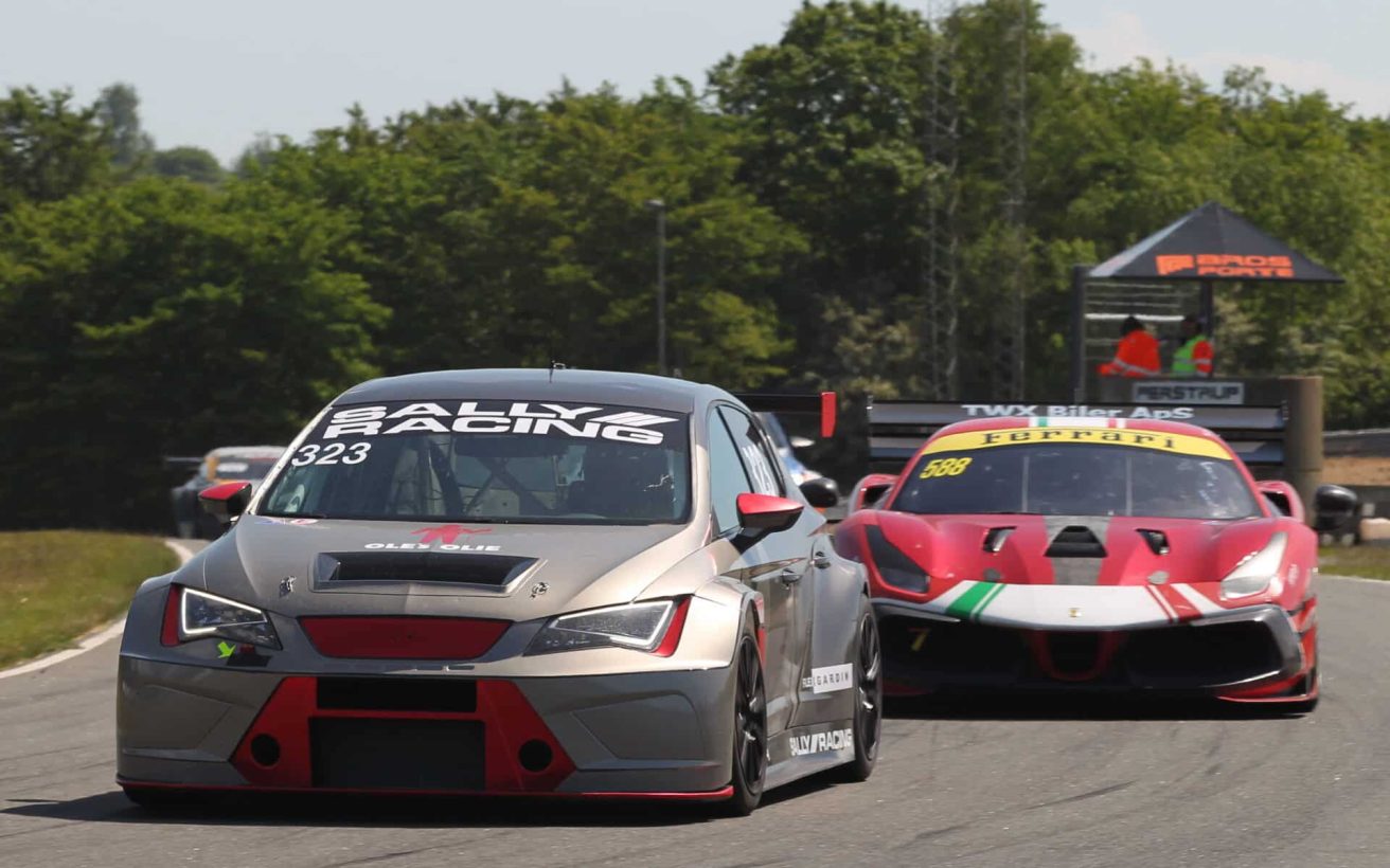Sally-Racing-og-TWX-Biler-er-to-af-de-teams-som-kaemper-om-distancepokalen-foto-Henning-Smed-Madsen-Kopi.JPG