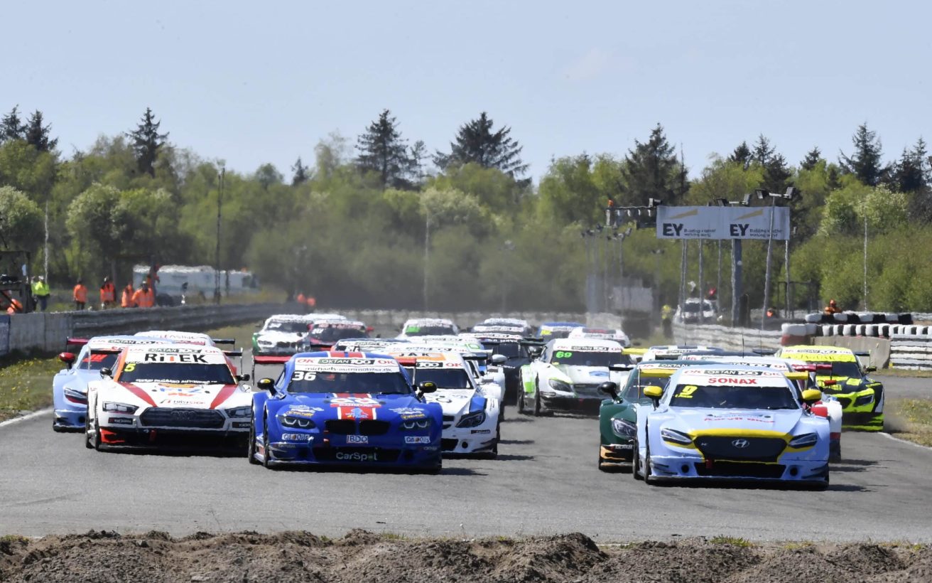 Soendag-starter-kampen-om-OK-Oktan-100-Super-GT-Danmark-paa-Padborg-Park-foto-Morten-Kimer.JPG