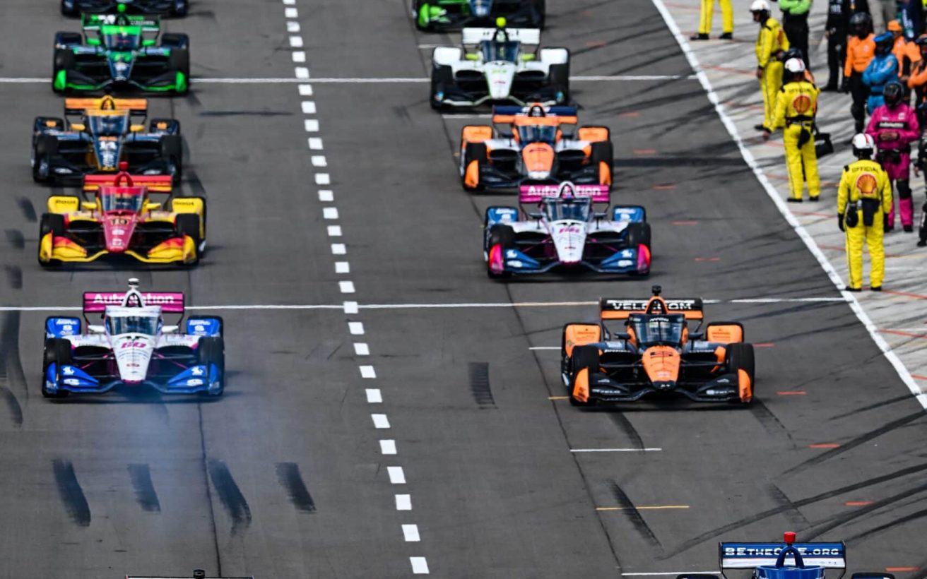 StartingGrid-Hy-VeeMilwaukeeMile250-By_JamesBlack_LargeImageWithoutWatermark_m117439