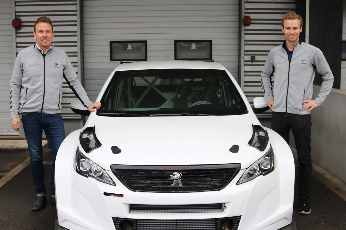 Kim Madsen og Michael Markussen ved overdragelsen af den nye Peugeot 308 TCR hos Peugeot Sport i Frankrig. Foto: Markussen Racing