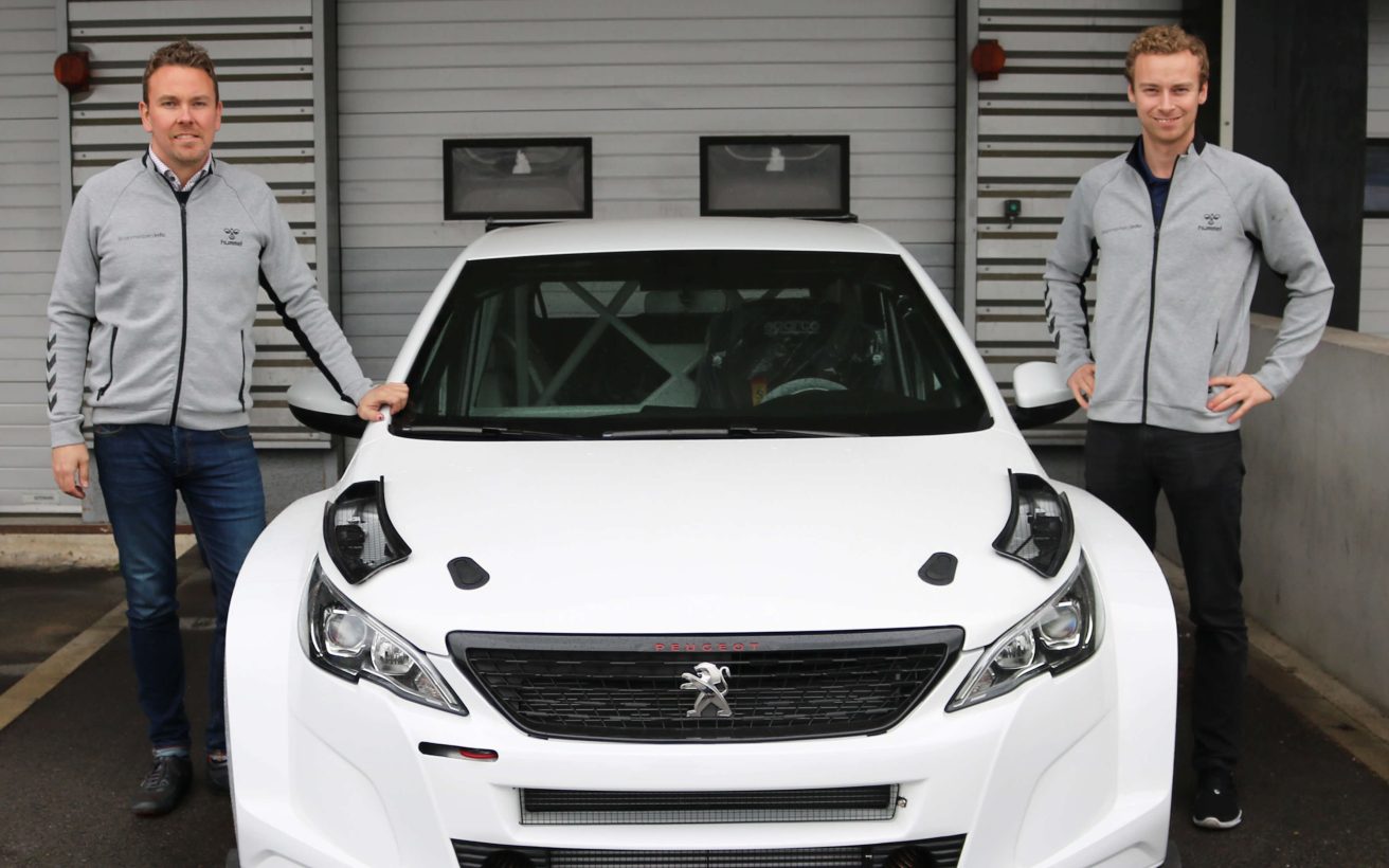 Kim Madsen og Michael Markussen ved overdragelsen af den nye Peugeot 308 TCR hos Peugeot Sport i Frankrig. Foto: Markussen Racing