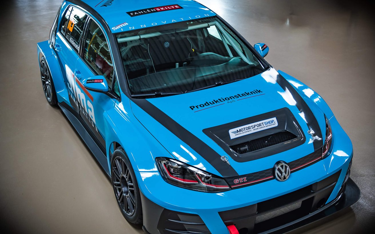 Den nyindkøbte Volkswagen Golf TCR er folieret og klar til debut. Foto: Peter Elling-Jordt
