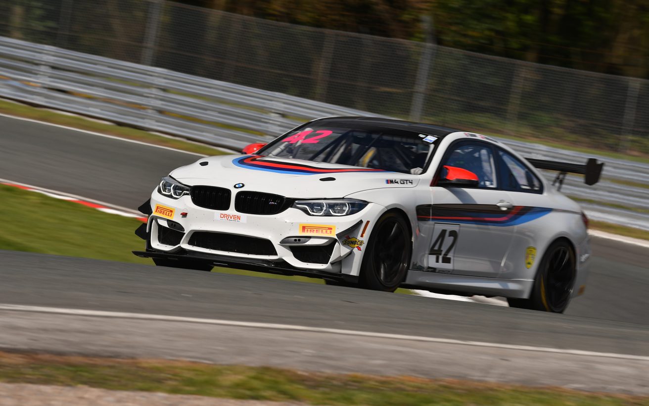 Det første indtryk af den for Jacob nye M4 GT4 er rigtig godt. Teamet har imidlertid travlt, for der er allerede sæsonpremiere på British GT den 20-21. april. Foto: Javelin Trackdays