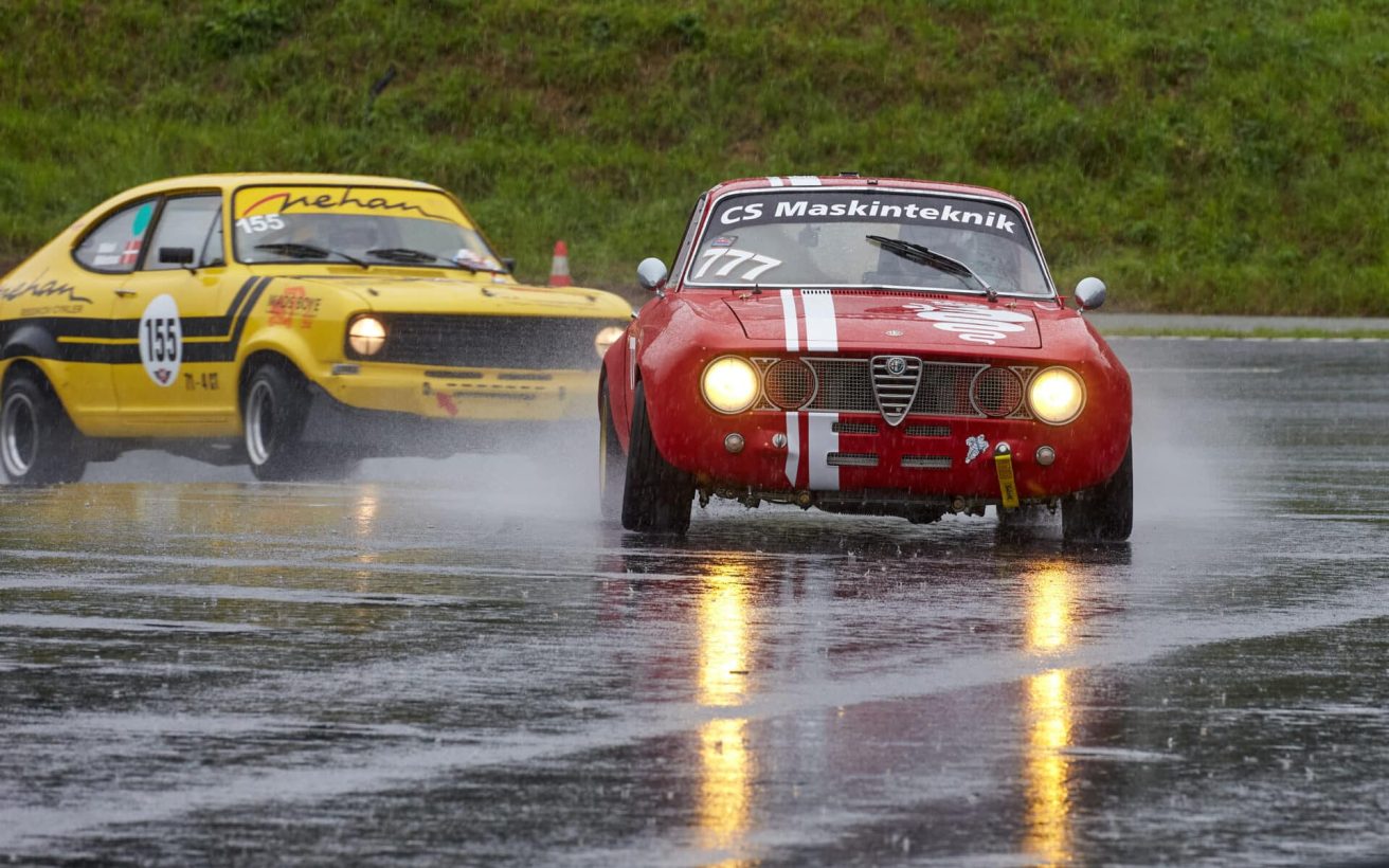 Rasmus Sørensen i Alfa Romeo GTAm foran Mikkel Mikkelsen i Opel Kadett 1900 i regnen på Ring Djursland. (foto: Ib Trebbien)